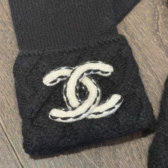 Chanel black cashmere gloves - Picture 2 of 4